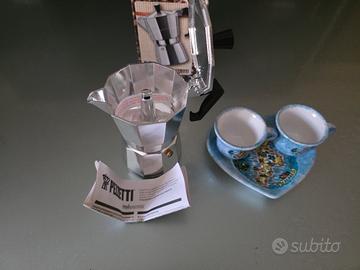 Macchinetta per caffè e tazzine nuove
