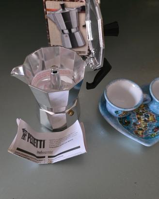 Macchinetta per caffè e tazzine nuove