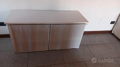 Mobiletto basso con scaffale