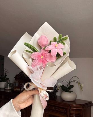 Bouquet di fiori fatto a mano con scovolini colora