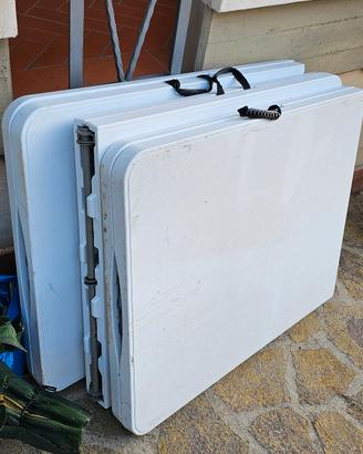 tre tavoli da giardino con chiusura a valigia