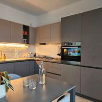 Cucina con elettrodomestici