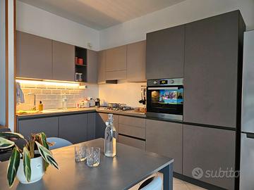 Cucina con elettrodomestici