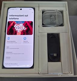 Motorola Edge 70 fusion con cuffie Bluetooth 