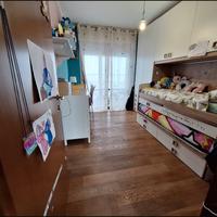 Cameretta bimbi con 2 letti armadi e scrivanie