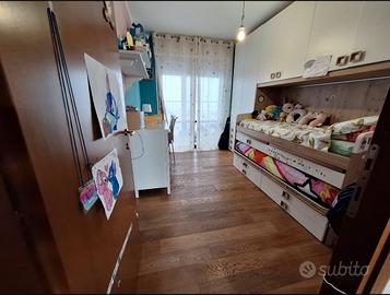 Cameretta bimbi con 2 letti armadi e scrivanie