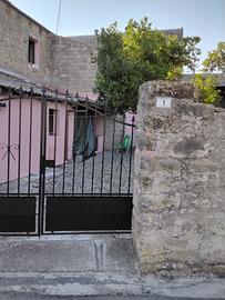 Casa su 2 livelli + cortile