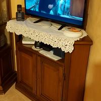 Angoliera porta TV in noce con spazio per decoder