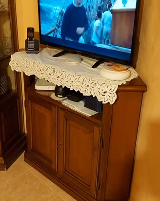Angoliera porta TV in noce con spazio per decoder