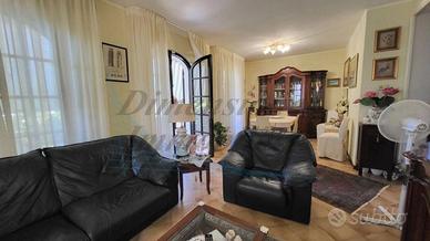Villa di 350 m² con più di 5 locali e posto auto a