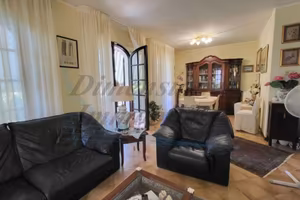 Villa di 350 m² con più di 5 locali e posto auto a