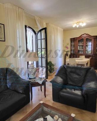 Villa di 350 m² con più di 5 locali e posto auto a