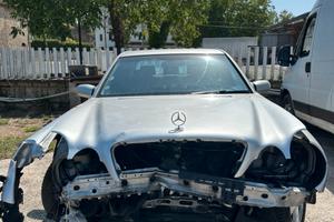 Mercedes e220d incidentato