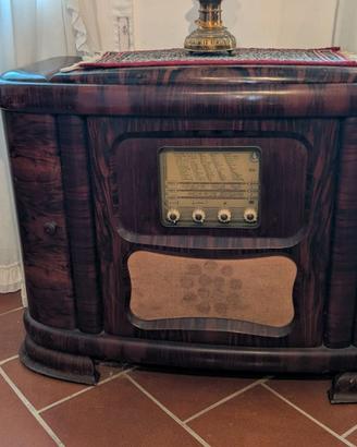 Mobile con radio con giradischi