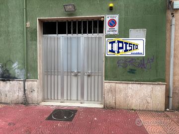 Box auto più deposito e area cortile uso esclusivo