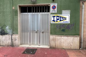 Box auto più deposito e area cortile uso esclusivo