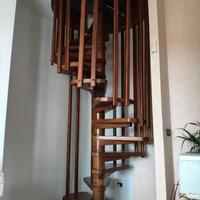 Scala a chiocciola per interni in noce