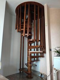 Scala a chiocciola per interni in noce