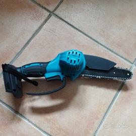PICCOLA MOTOSEGA CON DUE BATTERIE PER POTATURA 