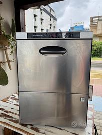 Lavastoviglie ad uso industriale