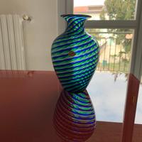 Vaso in vetro soffiato verde e blu a spirale