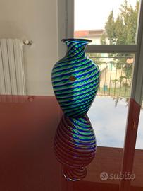 Vaso in vetro soffiato verde e blu a spirale