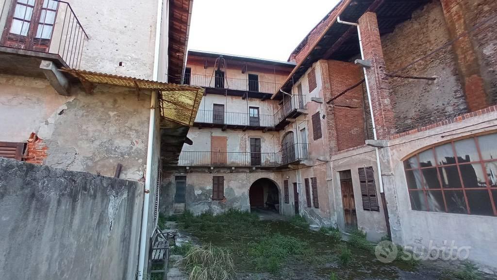 Rustico / Casale di 1000 m² con più di 5 locali a - Altro