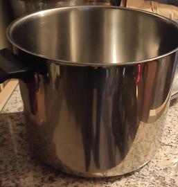 2.   PENTOLE  GRANDI   E MESTOLI  ACCIAIO