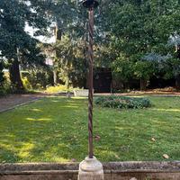 Antico basamento in pietra del'700 con stelo ferro