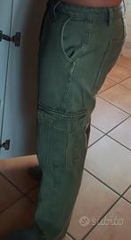 Pantaloni cargo verdi. 