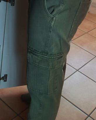 Pantaloni cargo verdi. 