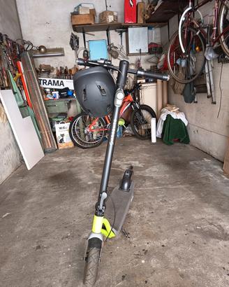 monopattino elettrico+ casco