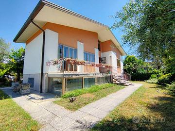 Villa di 256 m² con più di 5 locali e box auto a U