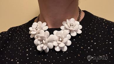 Girocollo con fiori bianchi
