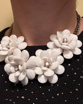 Girocollo con fiori bianchi