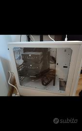 PC build da un anno di vita, aperto a trattative.