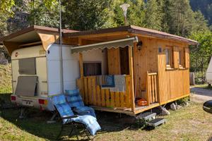 Roulotte e Preingresso in Legno – Camping Alleghe