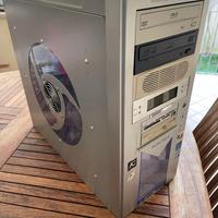 PC Desktop con Monitor LCD Full HD