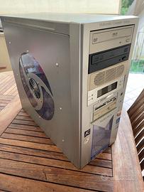 PC Desktop con Monitor LCD Full HD