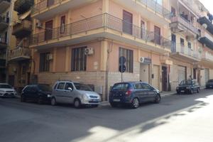 Ufficio con 4 ampie vetrine pressi Mattarella L/22