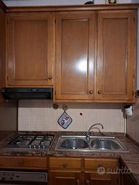 cucina compatta angolare in legno massello e marmo