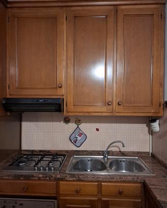 cucina compatta angolare in legno massello e marmo