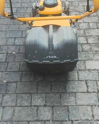 tagliaerba  con motoe  scoppio