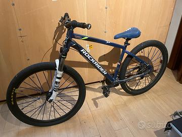 bici nera e blu modificata rock rider