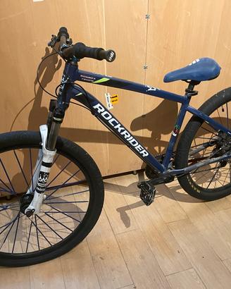bici nera e blu modificata rock rider
