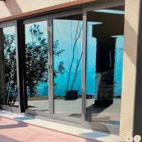 Vetrata scorrevole in alluminio.