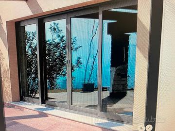 Vetrata scorrevole in alluminio.