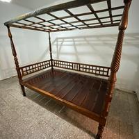 Letto a baldacchino antico