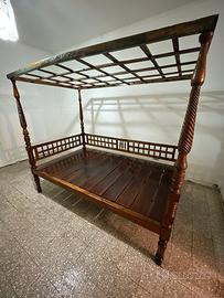 Letto a baldacchino antico