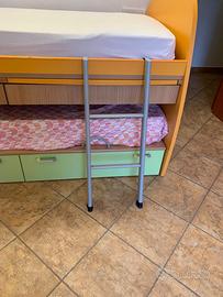 Letto a castello multiuso con scrivania